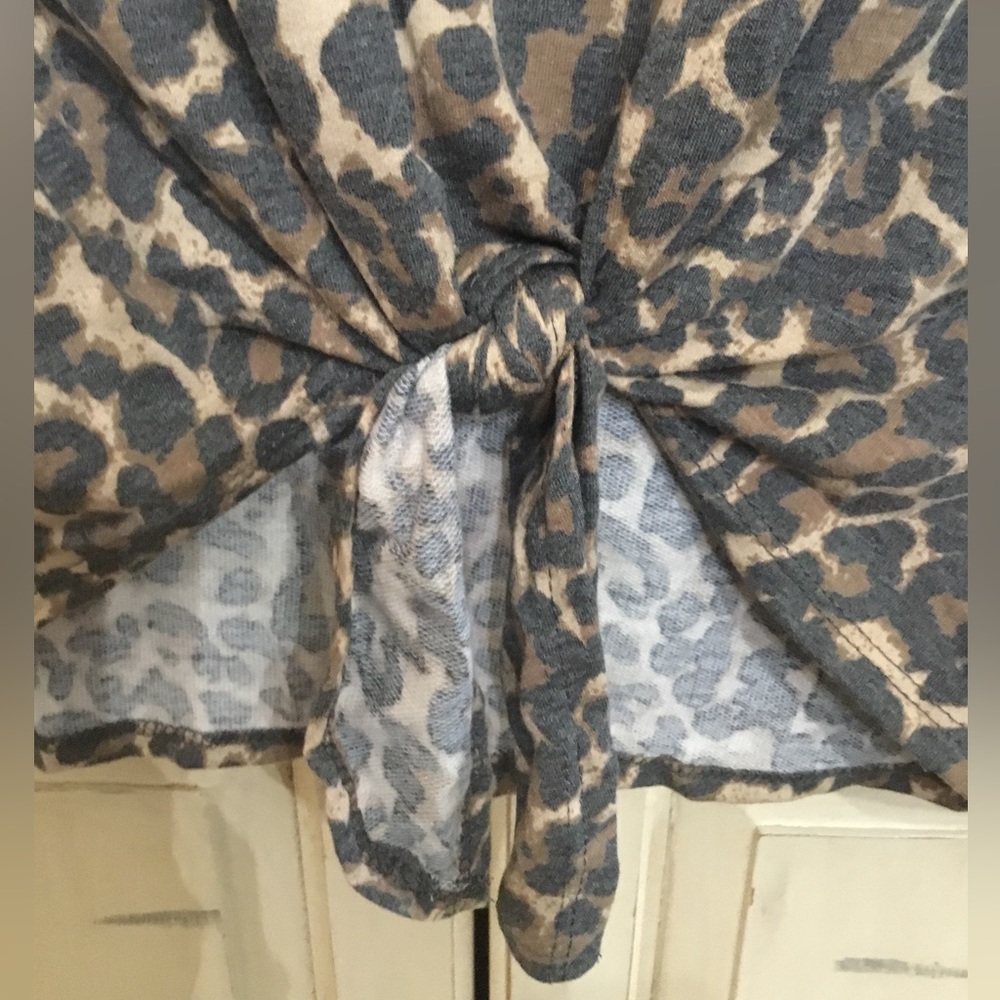 First Love Women’s Animal Print Tie Front Short Sleeve Top Size M EUC - Picture 4 of 6